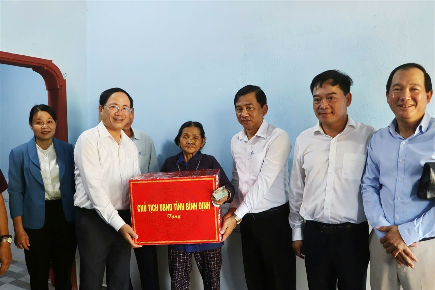 Ông Phạm Anh Tuấn (thứ hai từ trái sang) thăm, tặng quà cho gia đình bà Đinh Thị Hẻ hộ nghèo ở xã An Hòa, huyện An Lão 