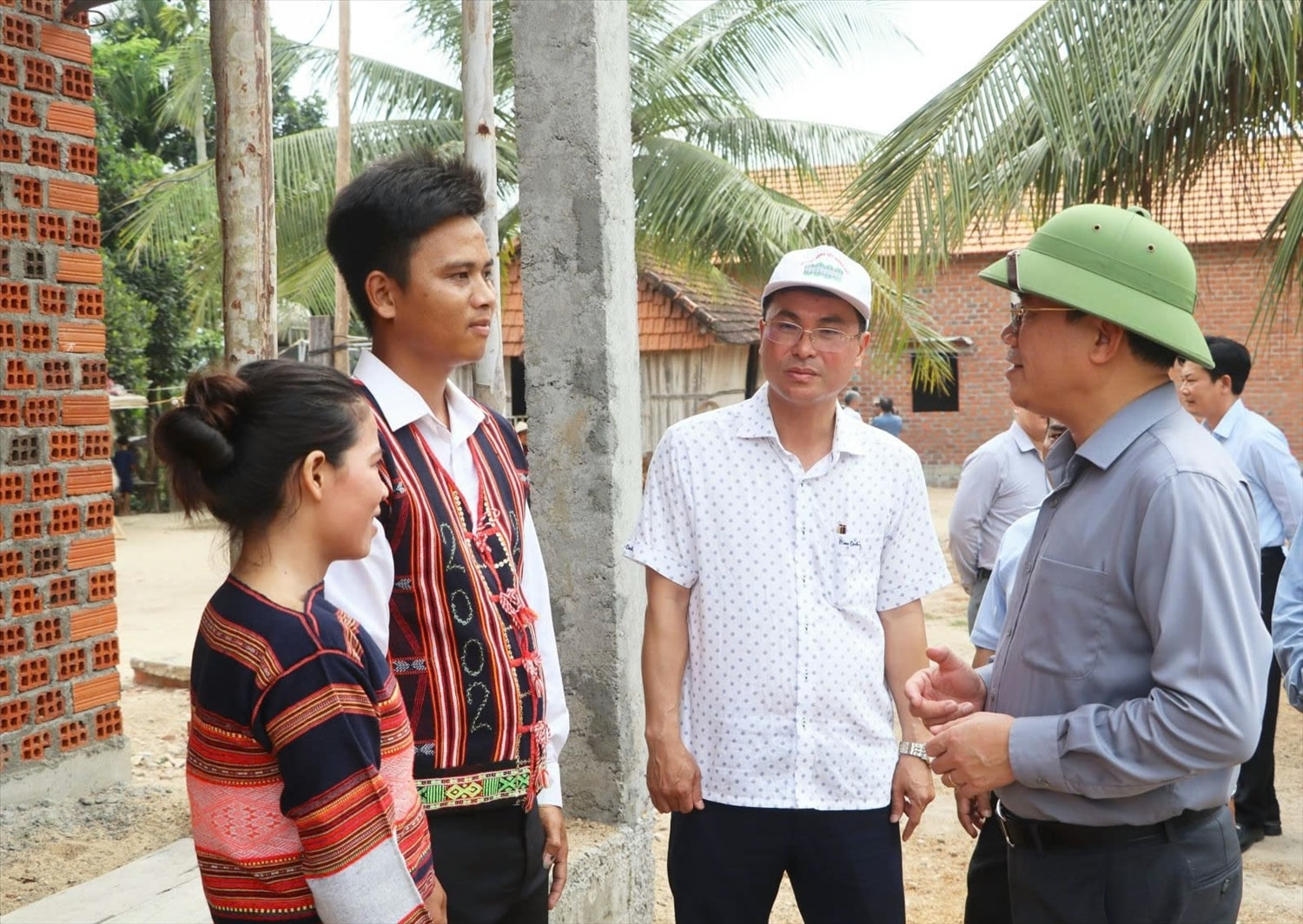 Ông Phạm Anh Tuấn (ngoài cùng bên phải), thăm hỏi tình hình sức khỏe và đời sống gia đình anh Đinh Văn Thúc ở xã Vĩnh Hòa, huyện Vĩnh Thạnh