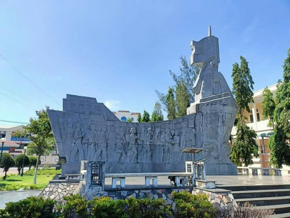 Tượng đài kỷ niệm tập kết được tỉnh Bình Định xây dựng nhằm tưởng nhớ và tri ân cán bộ, chiến sĩ, đồng bào đã rời bến cảng ra Bắc, mang theo niềm tin về một ngày đất nước thống nhất