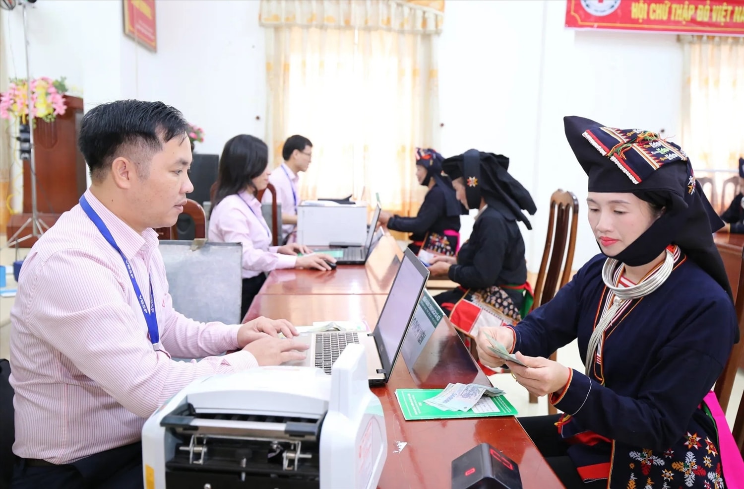 Vốn tín dụng chính sách góp phần thực hiện các mục tiêu giảm nghèo, tạo việc làm, đảm bảo an sinh xã hội trên địa bàn thành phố Hà Nội Vốn tín dụng chính sách góp phần thực hiện các mục tiêu giảm nghèo, tạo việc làm, đảm bảo an sinh xã hội trên địa bàn thành phố Hà Nội