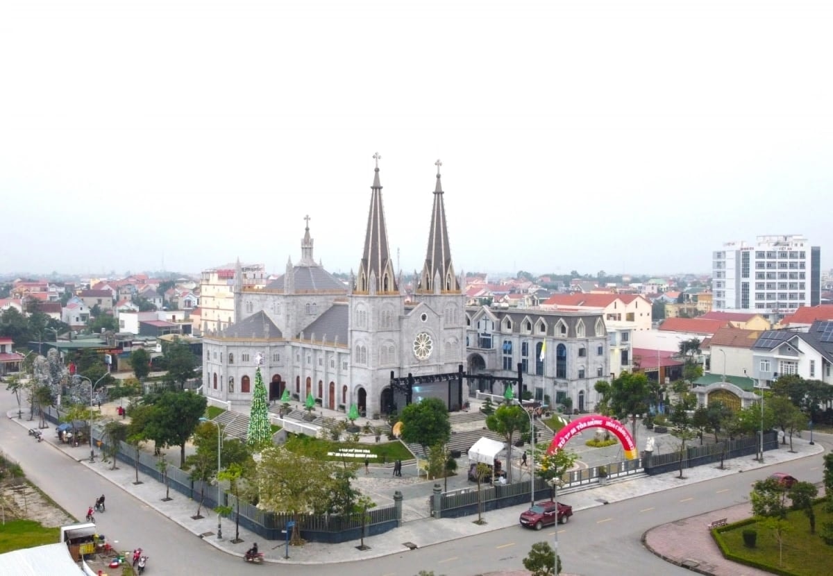 Nhà thờ giáo xứ Tam Tòa tọa lạc ở Phường phường Nam Lý, TP. Đồng Hới (Quảng Bình) Nhà thờ giáo xứ Tam Tòa tọa lạc ở Phường phường Nam Lý, TP. Đồng Hới (Quảng Bình)