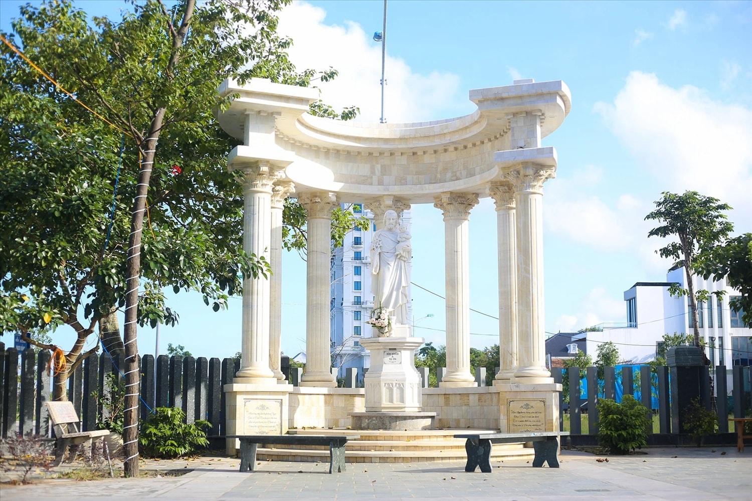 Đền thờ thánh Giuse được xây dựng bằng đá nguyên khối Đền thờ Thánh Giuse được xây dựng bằng đá nguyên khối