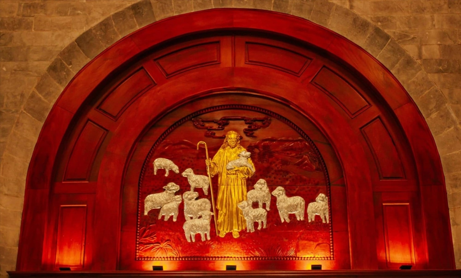 Bên trong nhà thờ được thiết kế theo phong cách kiến trúc Roman (kiến trúc Romanesque) Bên trong nhà thờ được thiết kế theo phong cách kiến trúc Roman (kiến trúc Romanesque)