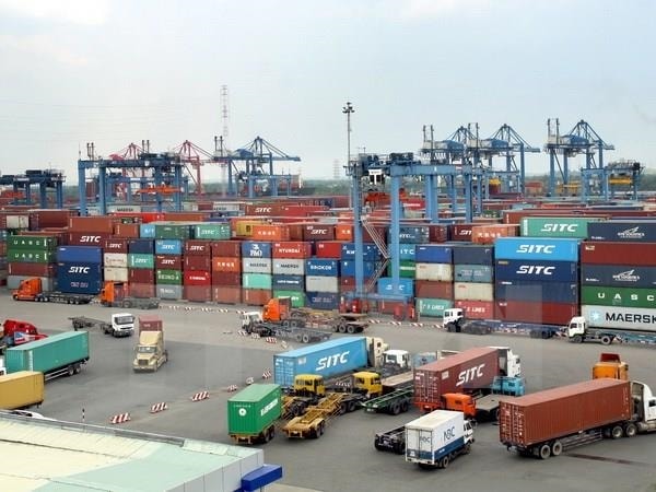 Bốc dỡ hàng hóa ở cảng Cát Lái, Thành phố Hồ Chí Minh