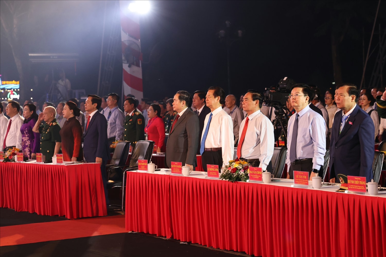 Các đại biểu thực hiện nghi thức chào cờ tổ quốc tại buổi Lễ kỷ niệm 50 năm Ngày Giải phóng miền Nam, thống nhất đất nước ở TP. Cần Thơ  ( ảnh: Phạm Trung) 