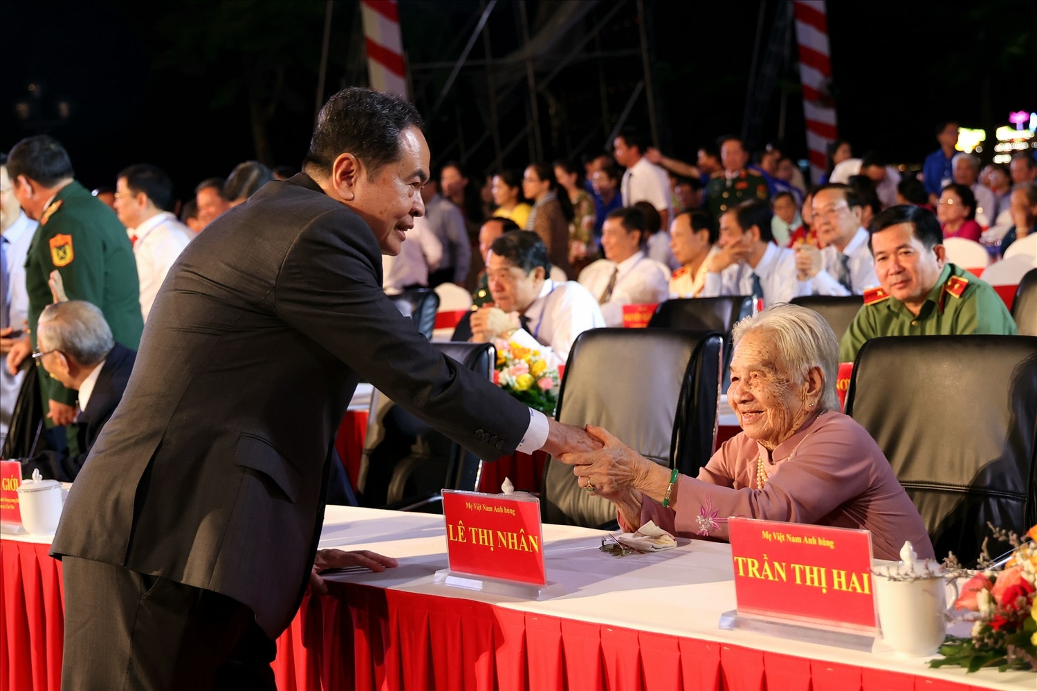 Chủ tịch Quốc hội, Trần Thanh Mẫn ân cần thăm hỏi sức khoẻ các mẹ Việt Nam Anh hùng đang sinh sống trên địa bàn TP. Cần Thơ có mặt tham dự Lễ  kỷ niệm 