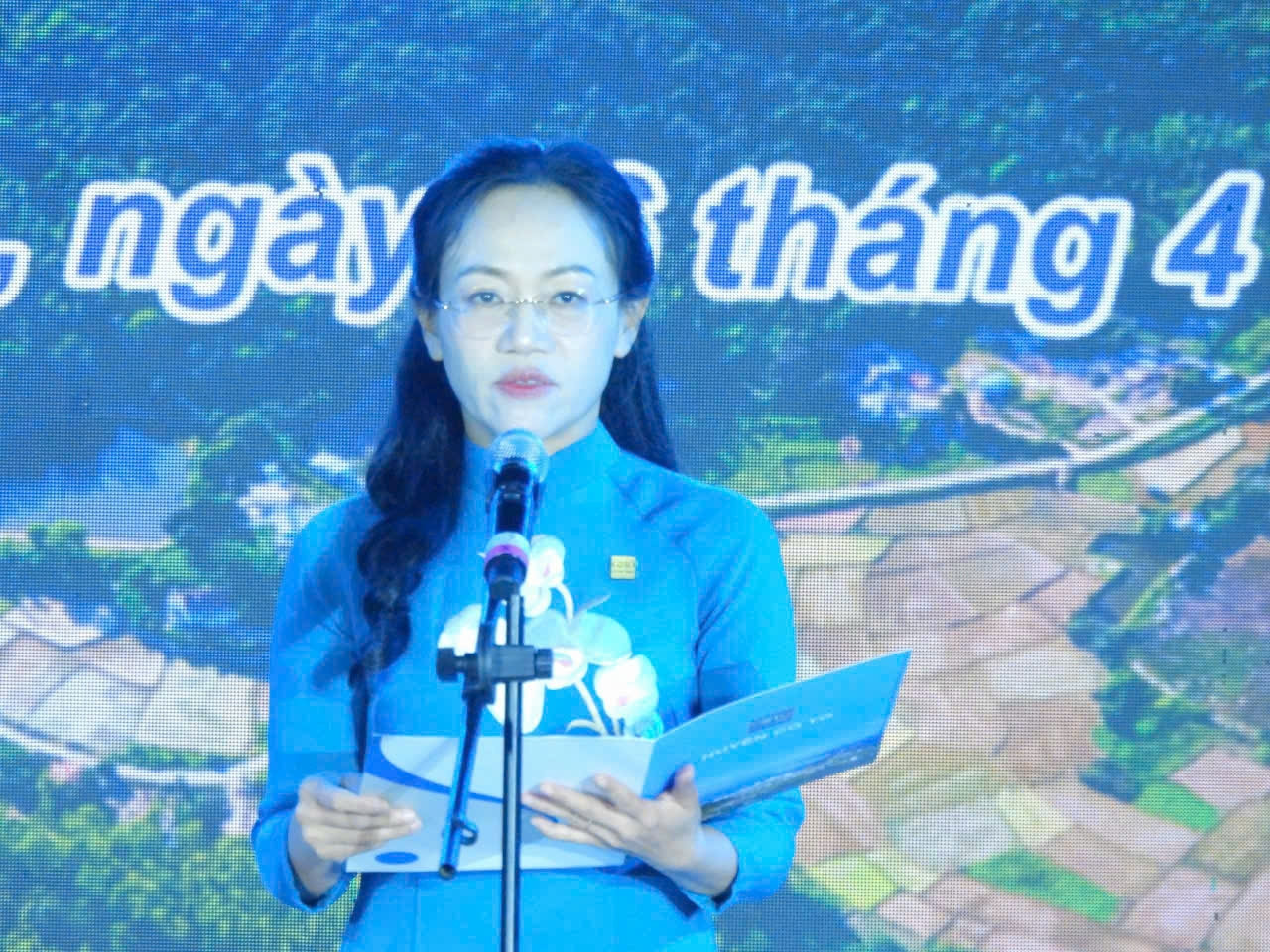 Bí Thư, Chủ tịch UBND huyện Cô Tô Lê Ngọc Hân phát biểu tại lễ khai mạc Bí Thư, Chủ tịch UBND huyện Cô Tô Lê Ngọc Hân phát biểu tại lễ khai mạc