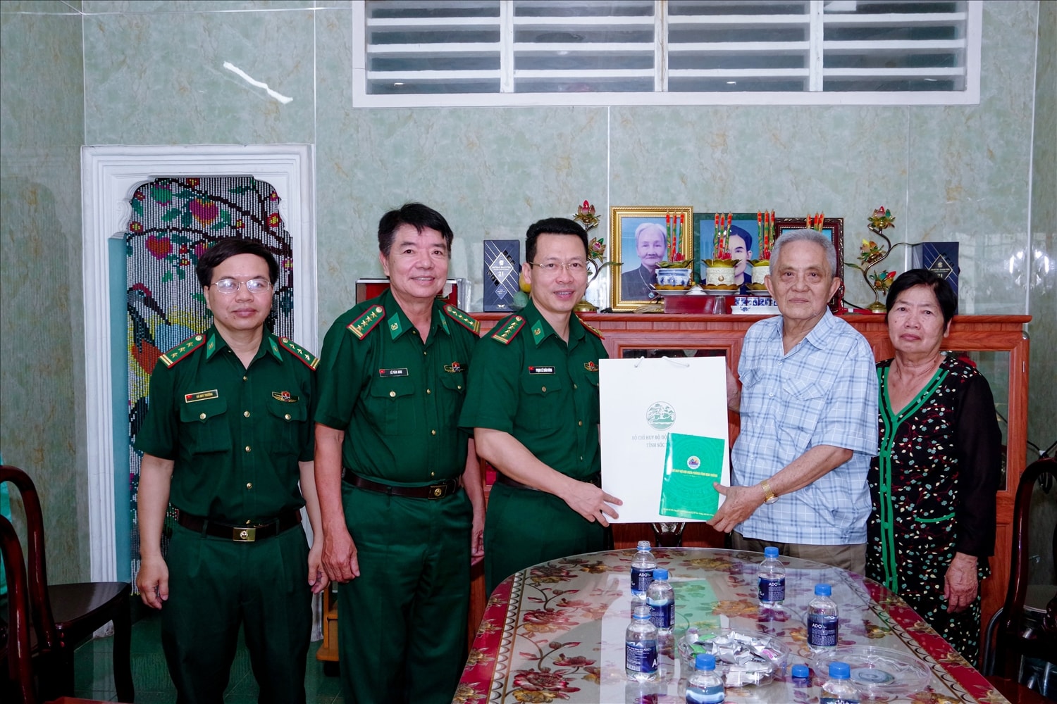 Đoàn công tác tặng quà cho Đại tá Lê Minh Cơ, Anh hùng lực lượng vũ trang Nhân dân, nguyên Chỉ huy trưởng Bộ đội Biên phòng tỉnh Sóc Trăng Đoàn công tác tặng quà cho Đại tá Lê Minh Cơ, Anh hùng lực lượng vũ trang Nhân dân, nguyên Chỉ huy trưởng Bộ đội Biên phòng tỉnh Sóc Trăng