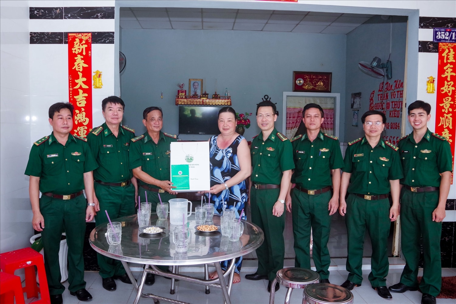 Đoàn công tác trao quà của Bộ Quốc phòng và Đảng ủy Bộ chỉ huy BĐBP tỉnh Sóc Trăng đến gia đình Thiếu tá Trần Văn Quang, thân nhân Liệt sĩ Đoàn công tác trao quà của Bộ Quốc phòng và Đảng ủy Bộ chỉ huy BĐBP tỉnh Sóc Trăng đến gia đình Thiếu tá Trần Văn Quang, thân nhân Liệt sĩ