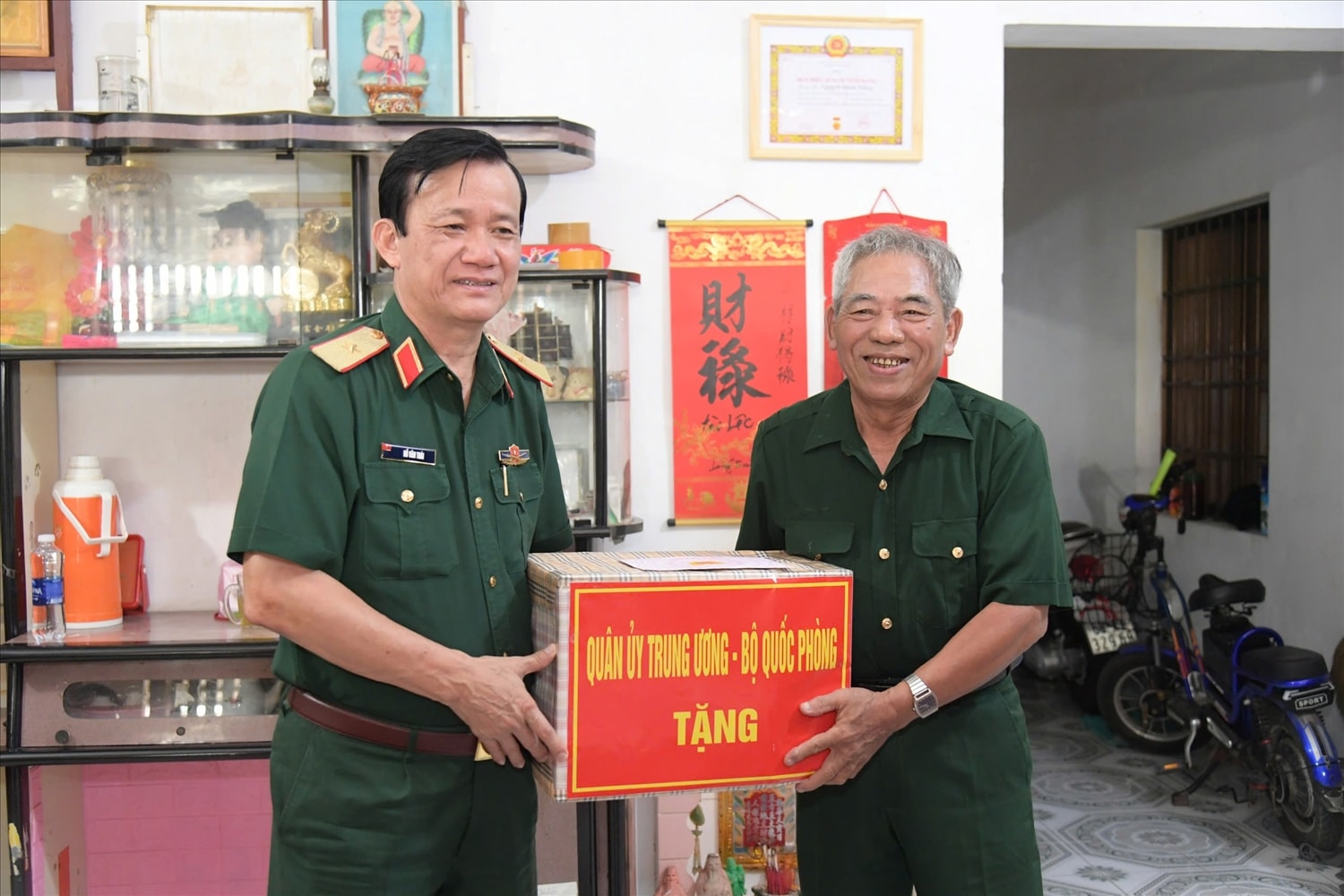Thiếu tướng Hồ văn Thái, Bí thư Đảng ủy, Chính ủy Quân khu thăm, tặng quà gia đình thương binh Nguyễn Đình Dũng, phường An Hòa, TP. Rạch Giá ( Kiên Giang) Thiếu tướng Hồ văn Thái, Bí thư Đảng ủy, Chính ủy Quân khu thăm, tặng quà gia đình thương binh Nguyễn Đình Dũng, phường An Hòa, TP. Rạch Giá ( Kiên Giang)