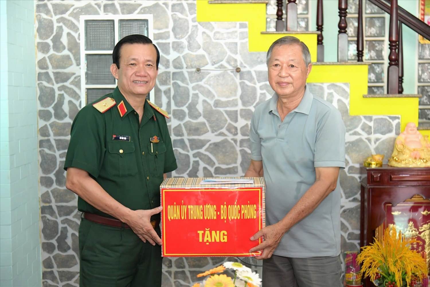 Thiếu tướng Hồ văn Thái, Bí thư Đảng ủy, Chính ủy Quân khu thăm, tặng quà gia đình ông Lâm Văn Huỳnh, gia đình chính sách tiêu biểu trên địa bàn phường Vĩnh Thanh Vân, TP. Rạch Giá ( Kiên Giang) Thiếu tướng Hồ văn Thái, Bí thư Đảng ủy, Chính ủy Quân khu thăm, tặng quà gia đình ông Lâm Văn Huỳnh, gia đình chính sách tiêu biểu trên địa bàn phường Vĩnh Thanh Vân, TP. Rạch Giá ( Kiên Giang)