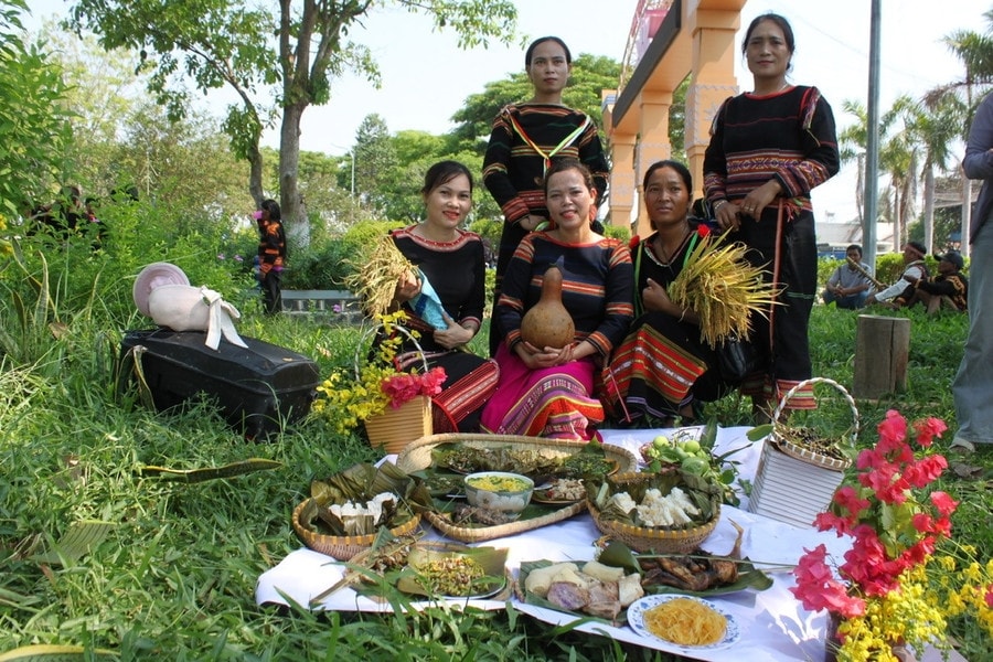 Các nghệ nhân xã Uar, huyện Krông Pa giới thiệu ẩm thực truyền thống đồng bào Gia Rai Các nghệ nhân xã Uar, huyện Krông Pa giới thiệu ẩm thực truyền thống đồng bào Gia Rai