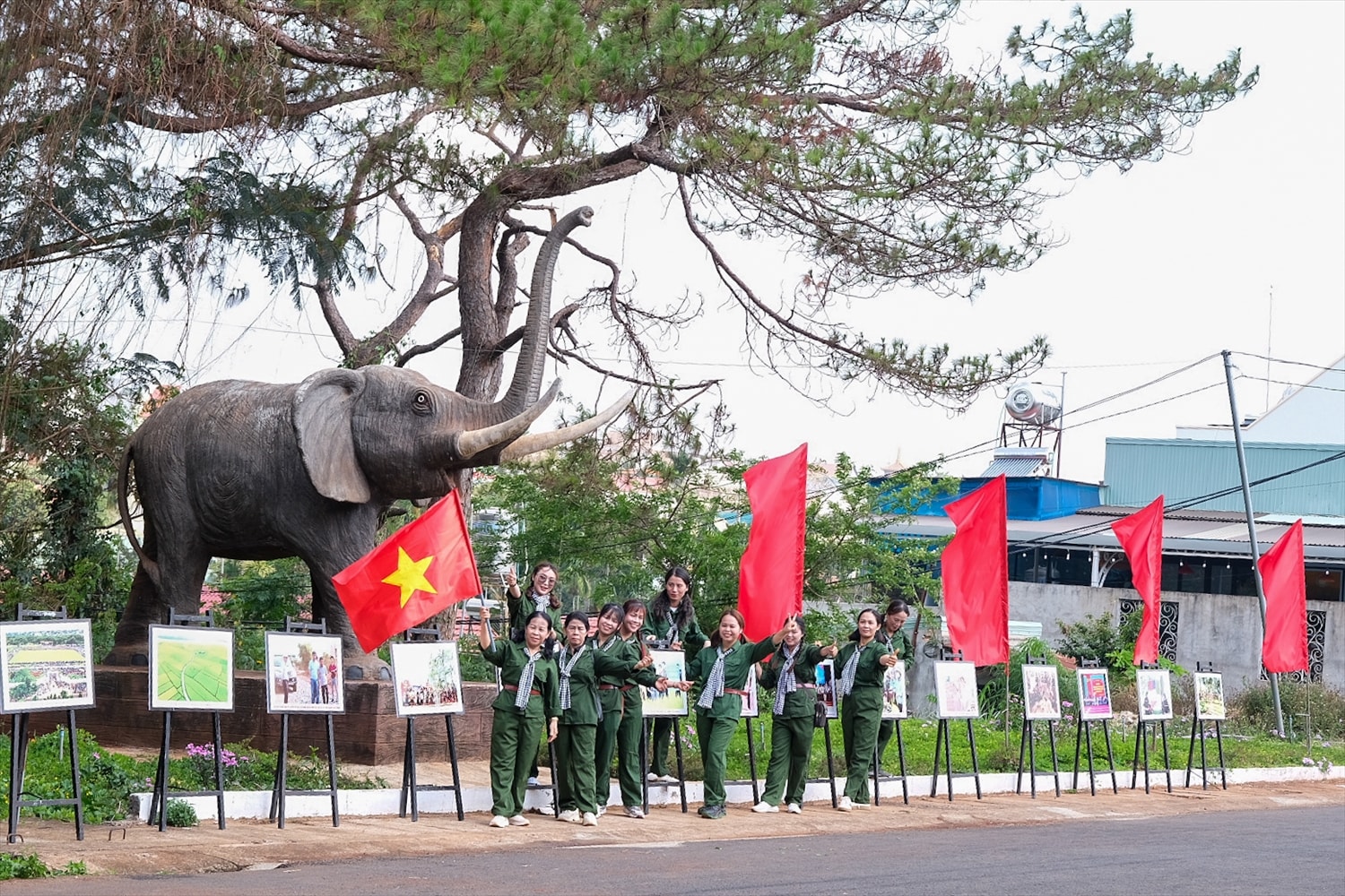 Triển lãm ảnh giới thiệu di sản văn hóa, các thắng cảnh thiên nhiên và thành tựu phát triển kinh tế - xã hội của huyện Triển lãm ảnh giới thiệu di sản văn hóa, các thắng cảnh thiên nhiên và thành tựu phát triển kinh tế - xã hội của huyện Đak Đoa