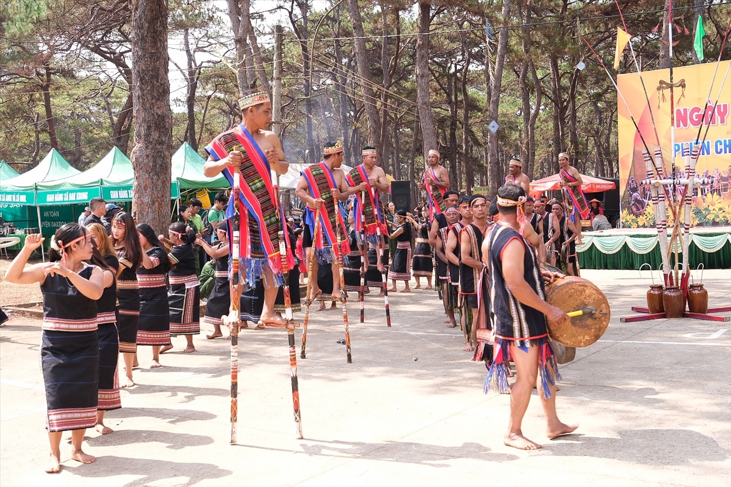 Các nghệ nhân huyện Đak Đoa trình diễn cồng chiêng sôi động, đặc sắc Các nghệ nhân huyện Đak Đoa trình diễn cồng chiêng sôi động, đặc sắc