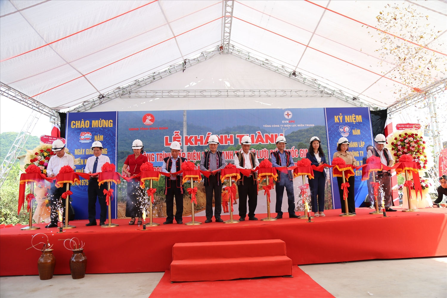 Các đại biểu cắt băng khánh thành công trình điện về làng Canh Tiến