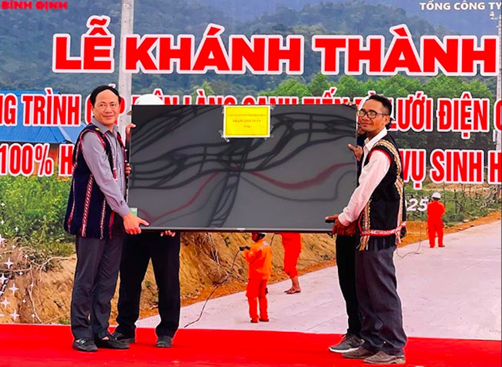 Chủ tịch UBND tỉnh Bình Định Phạm Anh Tuấn tặng ti vi cho làng Canh Tiến