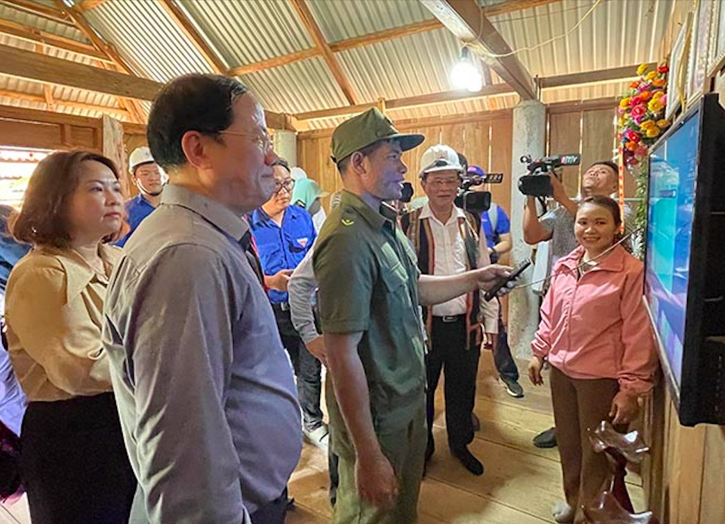 Chủ tịch UBND tỉnh Bình Định Phạm Anh Tuấn chung niềm vui có điện với người dân  làng Canh Tiến