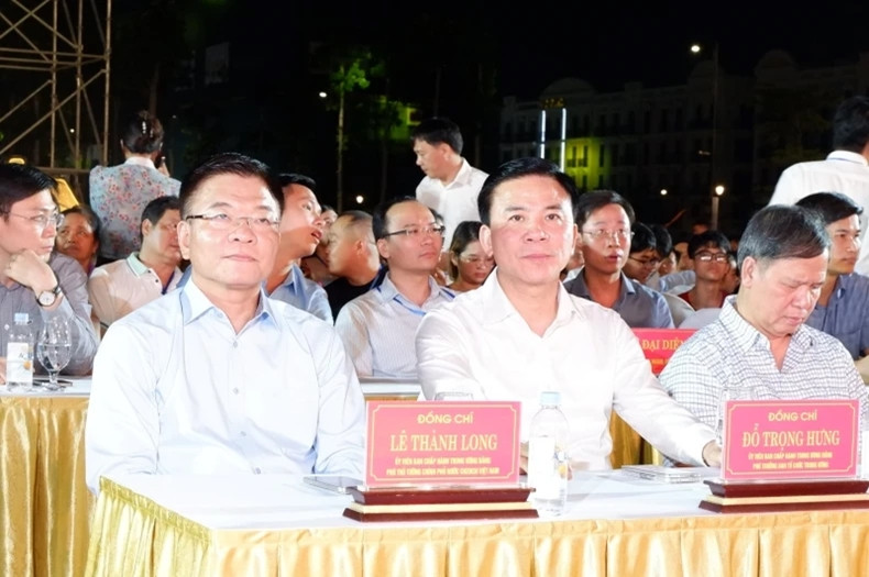 Phó thủ tướng Lê Thành Long và Phó trưởng ban Tổ chức Trung ương Đỗ Trọng Hưng tham dự buổi lễ.