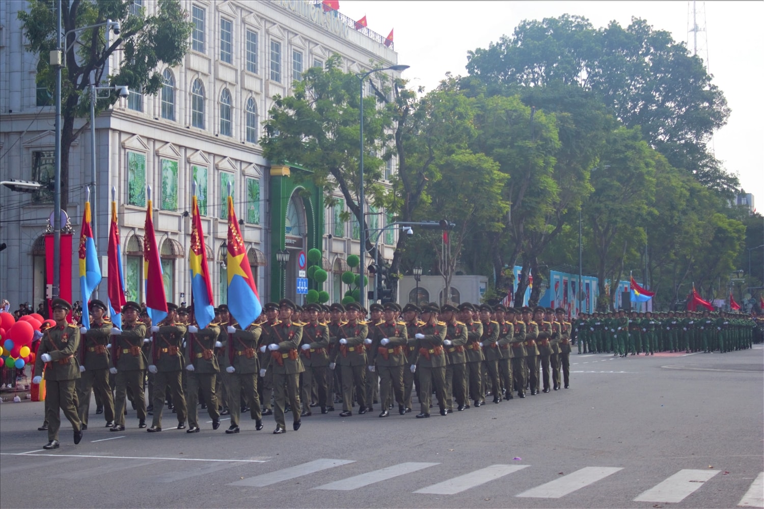 Các khối diễu binh trùng điệp tiến vào lễ đài