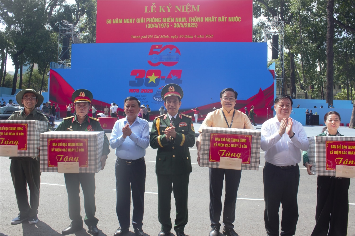 Kết thúc lễ tổng duyệt, các đồng chí lãnh đạo Đảng, Nhà nước và TP. Hồ Chí Minh trao quà cho các lực lượng tham gia diễu binh, diễu hành