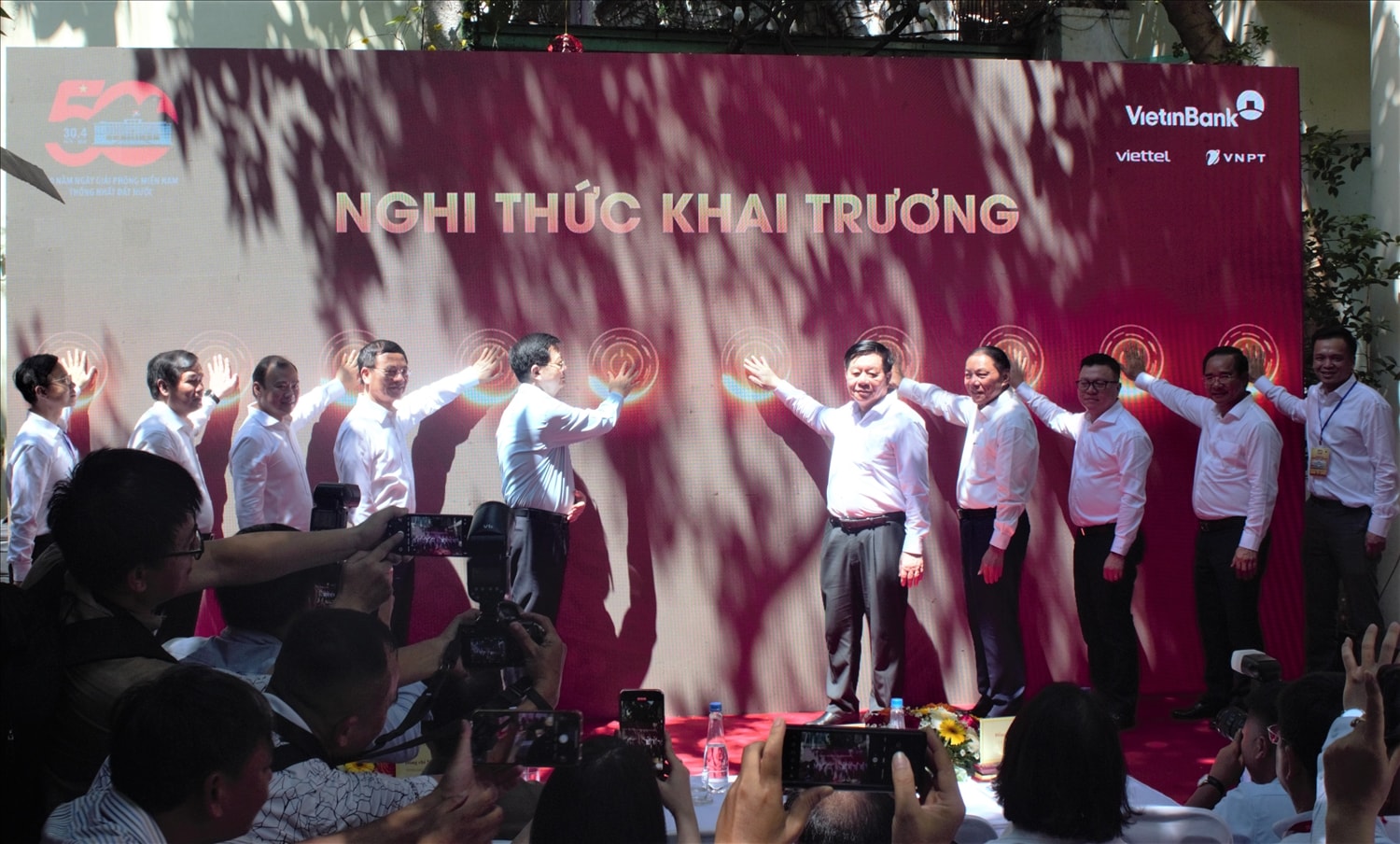 Trưởng Ban Tuyên giáo và Dân vận Trung ương Nguyễn Trọng Nghĩa cùng các đại biểu thực hiện nghi thức khai trương Trung tâm Báo chí.