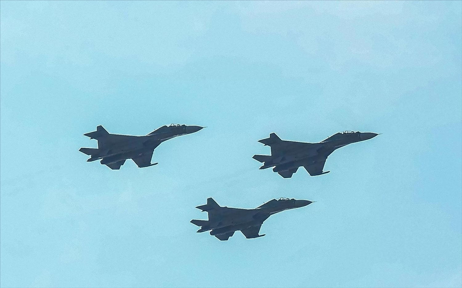 Các máy bay tiêm kích Su30-MK2 và máy bay chiến đấu Yak-138 cất cánh từ sân bay Biên Hòa, tỉnh Đồng Nai đến TP. Hồ Chí Minh
