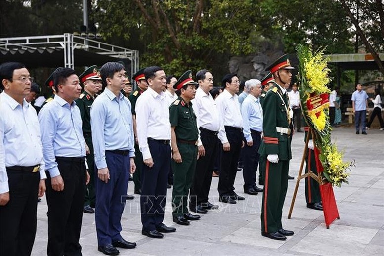 Chủ tịch Quốc hội Trần Thanh Mẫn và đại biểu dâng hoa, dâng hương tri ân các Anh hùng liệt sĩ tại Nghĩa trang Liệt sĩ quốc gia Trường Sơn - Ảnh: TTXVN