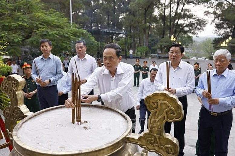 Các đại biểu dâng hoa, dâng hương tri ân các Anh hùng liệt sĩ tại Nghĩa trang Liệt sĩ quốc gia Trường Sơn - Ảnh: TTXVN