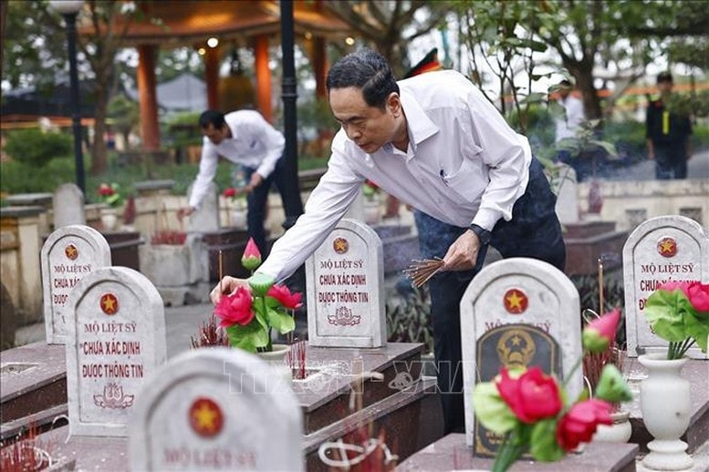 Chủ tịch Quốc hội Trần Thanh Mẫn dâng hương tri ân các Anh hùng liệt sĩ tại Nghĩa trang Liệt sĩ quốc gia Trường Sơn - Ảnh: TTXVN