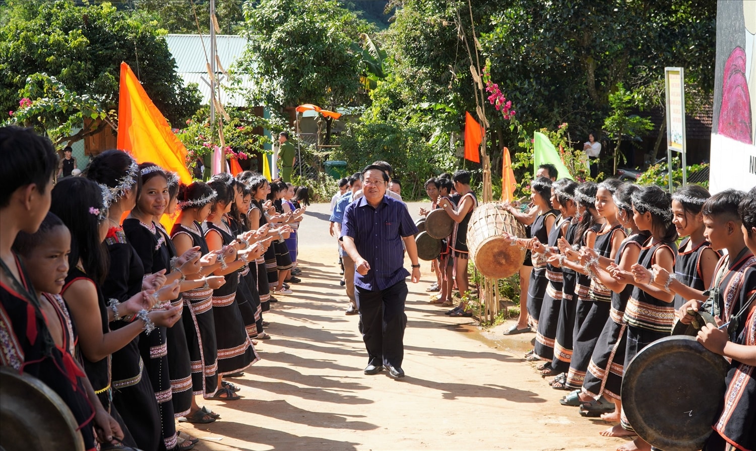 Chủ tịch UBND tỉnh Kon Tum Lê Ngọc Tuấn về chung vui Ngày hội Đại đoàn kết cùng đồng bào Ba Na ở thôn 2, xã Đăk Pne, huyện Kon Rẫy Chủ tịch UBND tỉnh Kon Tum Lê Ngọc Tuấn về chung vui Ngày hội Đại đoàn kết cùng đồng bào Ba Na ở thôn 2, xã Đăk Pne, huyện Kon Rẫy