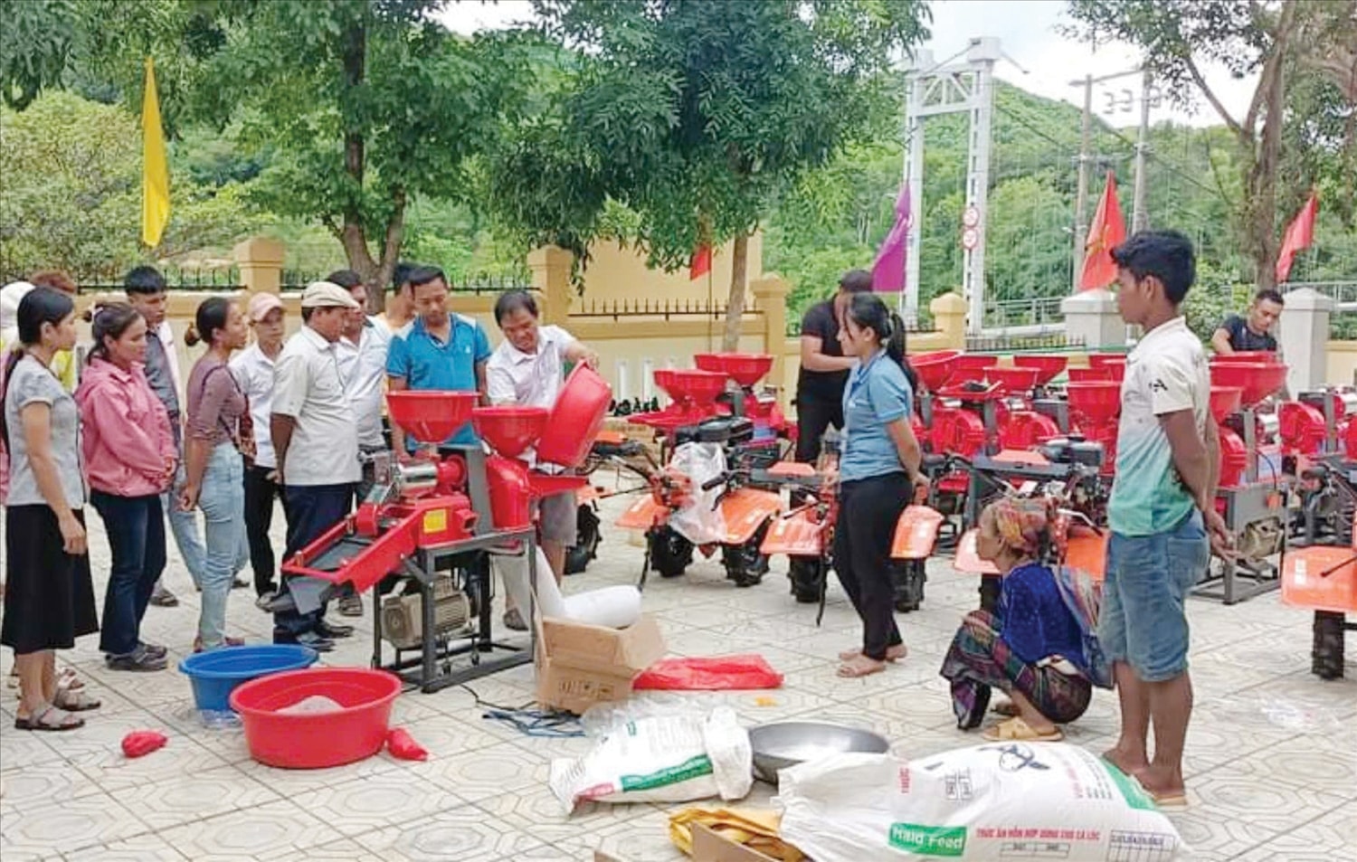 Cán bộ xã Vĩnh Ô, huyện Vĩnh Linh vận động người dân sử dụng máy xay xát lúa đời mới để nâng cao chất lượng lúa gạo (Ảnh: Tú Linh). Cán bộ xã Vĩnh Ô, huyện Vĩnh Linh vận động người dân sử dụng máy xay xát lúa đời mới để nâng cao chất lượng lúa gạo (Ảnh: Tú Linh).