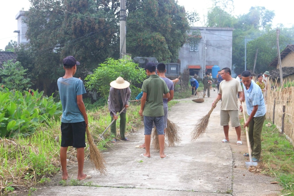 Người dân thôn Đồng Cậm, xã Hoành Mô, huyện Bình Liêu, tỉnh Quảng Ninh tham gia vệ sinh đường làng, ngõ xóm (Ảnh: La Nhung). Người dân thôn Đồng Cậm, xã Hoành Mô, huyện Bình Liêu, tỉnh Quảng Ninh tham gia vệ sinh đường làng, ngõ xóm (Ảnh: La Nhung).