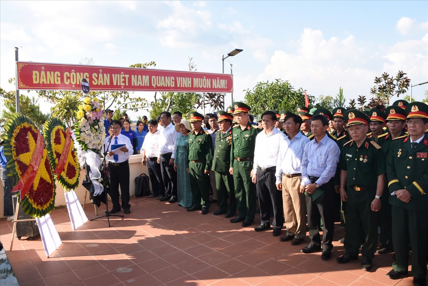 Các cựu chiến binh Sư đoàn 320 và lãnh đạo tỉnh Kon Tum dâng hương, dâng hoa tưởng nhớ các đồng động đã hy sinh tại Điểm cao 1015 và Điểm cao 1049 Các cựu chiến binh Sư đoàn 320 và lãnh đạo tỉnh Kon Tum dâng hương, dâng hoa tưởng nhớ các anh hùng liệt sĩ đã hy sinh tại Điểm cao 1015 và Điểm cao 1049