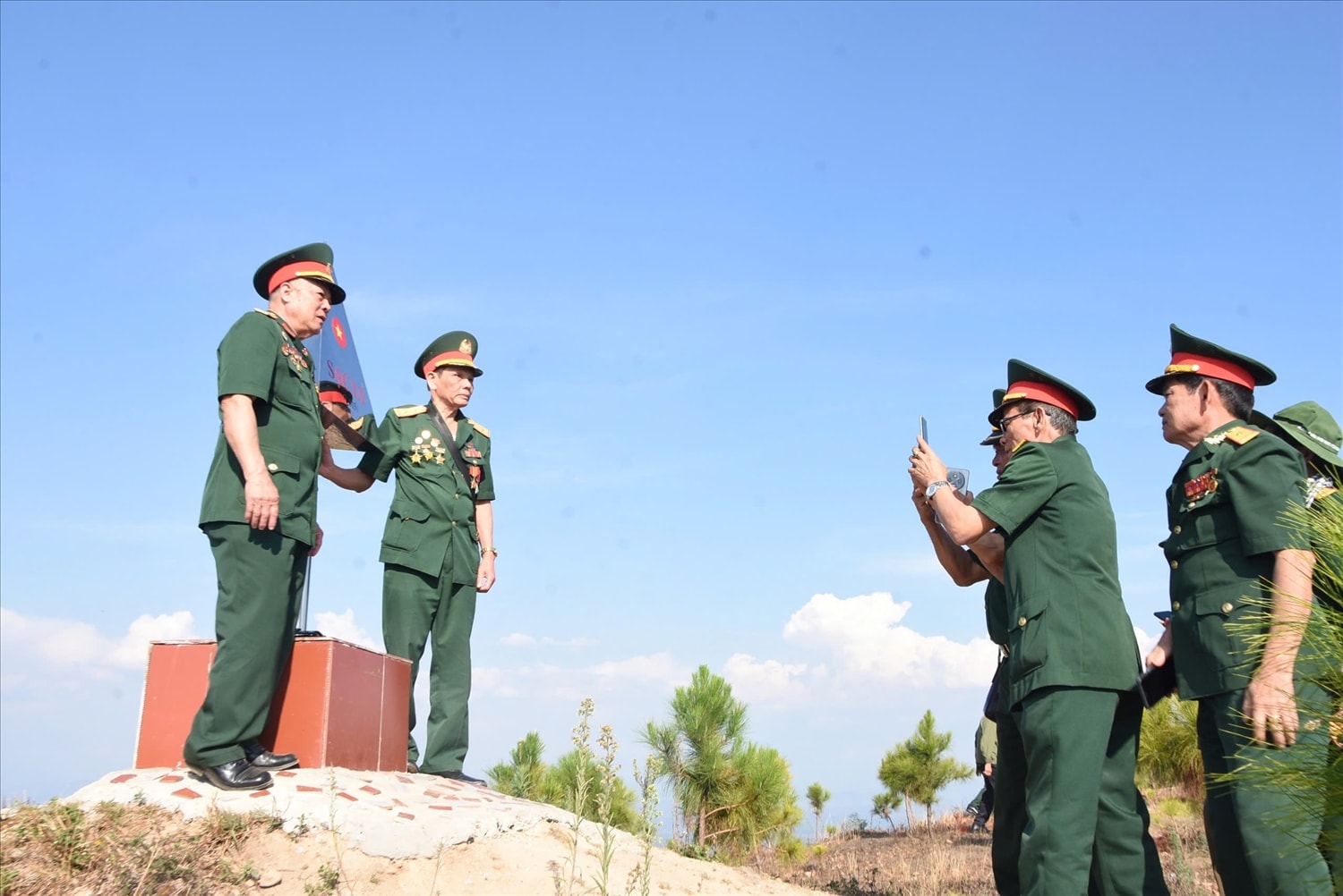 Các cựu chiến binh cùng lưu lại những bức ảnh khi thăm lại chiến trường xưa Các cựu chiến binh cùng lưu lại những bức ảnh khi thăm lại Điểm cao 1015