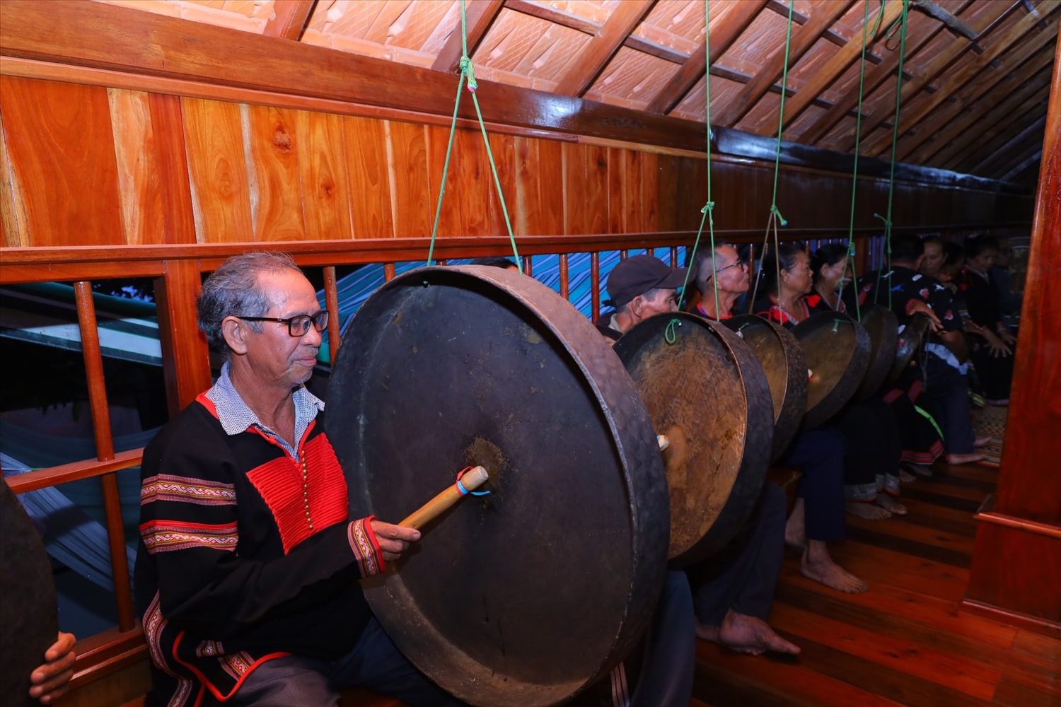 Biểu diễn cồng chiêng trong lễ cúng nhà dài của người Ê Đê ở Ninh Tây