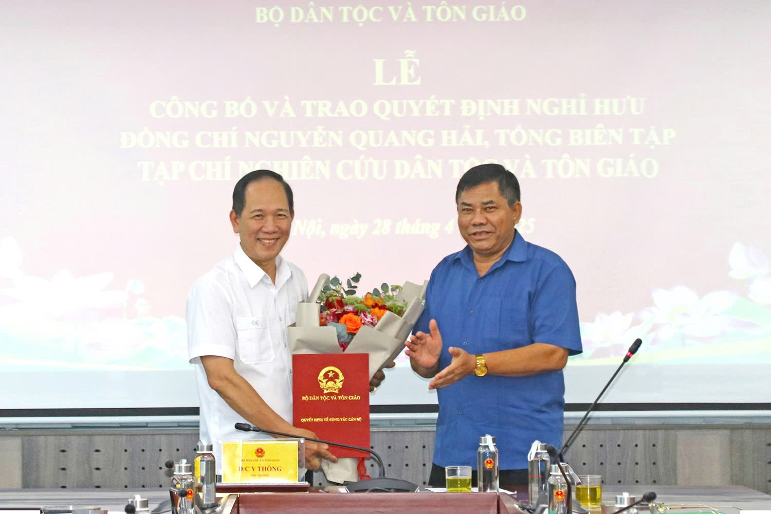 Thứ trưởng Y Thông trao Quyết định nghỉ hưu cho ông Nguyễn Quang Hải Tổng Biên tập Tạp chí Nghiên cứu Dân tộc và Tôn giáo