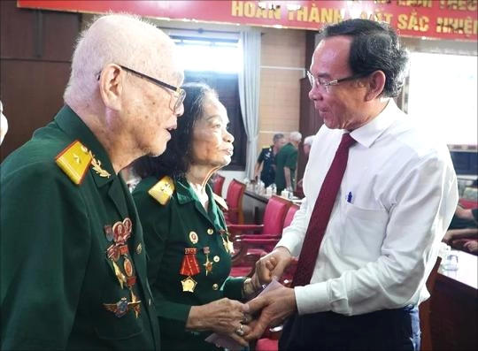 Bí thư Thành ủy TP. Hồ Chí Minh Nguyễn Văn Nên thăm hỏi các đại biểu tham dự họp mặt