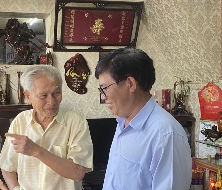 Ông Diệp Năng Thông (bên trái) với tác giả tại nhà riêng của ông ở thành phố Pleiku. Ảnh Xuân Hiền