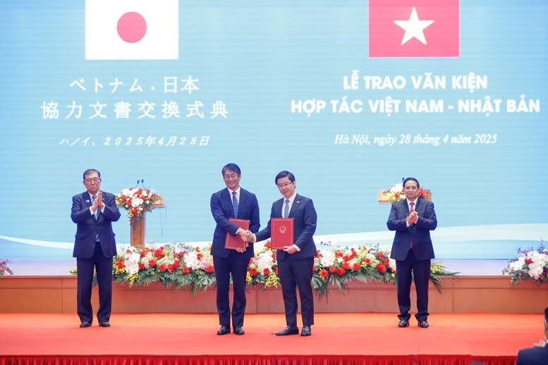 Thủ tướng Phạm Minh Chính và Thủ tướng Nhật Bản Ishiba Shigeru chứng kiến lễ trao Bản ghi nhớ hợp tác giữa Bộ Khoa học và Công nghệ Việt Nam và Bộ Giáo dục, Văn hóa, Thể thao, Khoa học và Công nghệ Nhật Bản về hợp tác nghiên cứu và phát triển trong lĩnh vực bán dẫn - Ảnh: VGP/Nhật Bắc