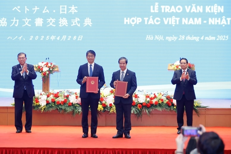 Thủ tướng Phạm Minh Chính và Thủ tướng Nhật Bản Ishiba Shigeru chứng kiến lễ trao Bản ghi nhớ hợp tác giữa Bộ Giáo dục và Đào tạo Việt Nam và Bộ Giáo dục, Văn hóa, Thể thao, Khoa học và Công nghệ Nhật Bản về hợp tác phát triển nguồn nhân lực trong lĩnh vực bán dẫn; Bản thỏa thuận khung về việc dạy tiếng Nhật ở trường phổ thông Việt Nam giữa Bộ Giáo dục và Đào tạo Việt Nam và Đại sứ quán Nhật Bản - Ảnh: VGP/Nhật Bắc
