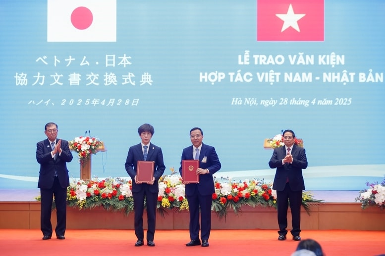 Thủ tướng Phạm Minh Chính và Thủ tướng Nhật Bản Ishiba Shigeru chứng kiến lễ trao Bản ghi nhớ hợp tác giữa Bộ Công Thương Việt Nam và Bộ Kinh tế, Thương mại và Công nghiệp Nhật Bản về việc thúc đẩy các dự án hợp tác song phương trong lĩnh vực chuyển dịch năng lượng - Ảnh: VGP/Nhật Bắc