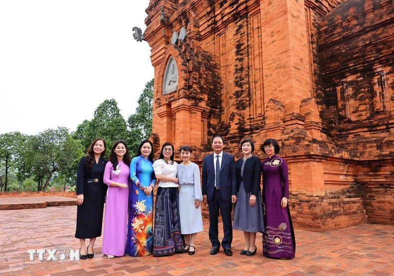 Hai Phu nhân và đoàn tham quan quần thể tháp Chăm. (Ảnh: MINH ĐỨC/TTXVN).