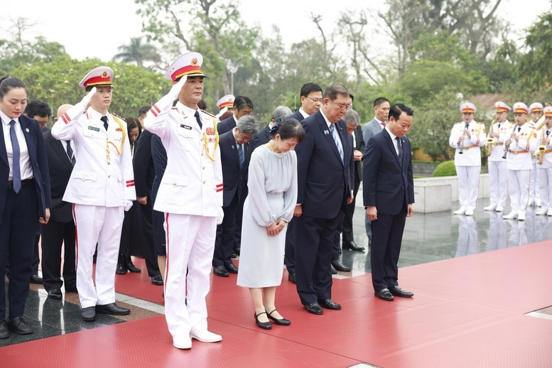 Thủ tướng Ishiba Shigeru đặt hoa tưởng niệm tại Đài tưởng niệm các anh hùng, liệt sĩ - Ảnh VGP/Nhật Bắc