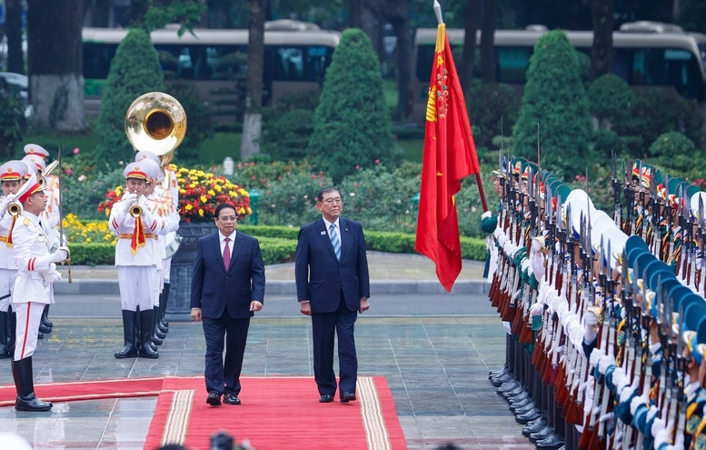 Thủ tướng Phạm Minh Chính và Thủ tướng Ishiba Shigeru duyệt Đội Danh dự Quân đội nhân dân Việt Nam - Ảnh: VGP/Nhật Bắc