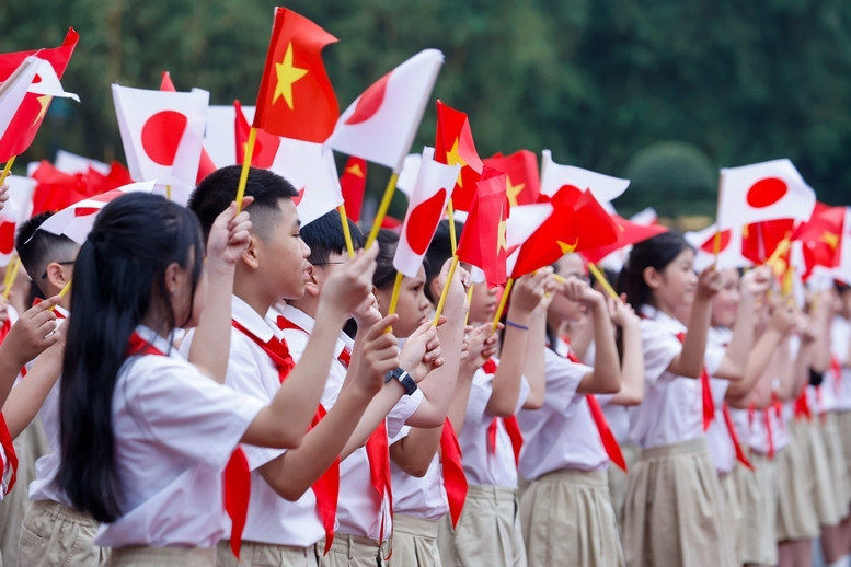 Thiếu nhi Thủ đô chào mừng Thủ tướng Nhật Bản Ishiba Shigeru thăm chính thức Việt Nam - Ảnh: VGP/Nhật Bắc