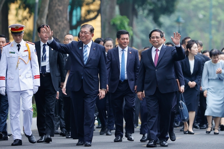Sau Lễ đón, hai Thủ tướng di chuyển tới Trụ sở Chính phủ để tiến hành hội đàm - Ảnh: VGP/Nhật Bắc