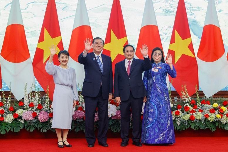Thủ tướng Phạm Minh Chính cùng Phu nhân và Thủ tướng Nhật Bản Ishiba Shigeru cùng Phu nhân - Ảnh: VGP/Nhật Bắc