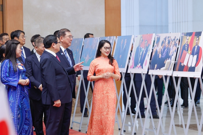 Trước khi hội đàm, Thủ tướng Phạm Minh Chính và Thủ tướng Nhật Bản Ishiba Shigeru cùng tham quan trưng bày ảnh về đất nước, con người và quan hệ tốt đẹp Việt Nam – Nhật Bản - Ảnh: VGP/Nhật Bắc