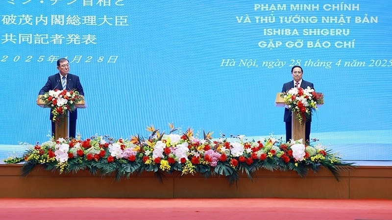 Thủ tướng Phạm Minh Chính và Thủ tướng Nhật Bản Ishiba Shigeru thông báo kết quả hội đàm với báo chí hai nước. (Ảnh: TTXVN)