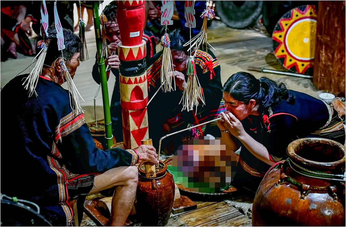 Người Ê Đê theo chế độ mẫu hệ nên ở bất cứ nghi thức nào người phụ nữ cũng là người được mời trước rồi mới đến người đàn ông Người Ê Đê theo chế độ mẫu hệ nên ở bất cứ nghi thức nào người phụ nữ cũng là người được mời trước rồi mới đến người đàn ông